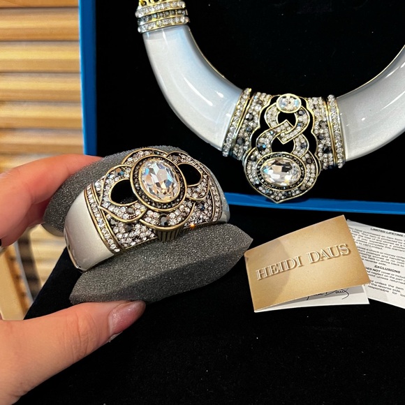 Heidi Daus 'Say it with Style' White Limited Edition Collection🤍✨ - Picture 5 of 14